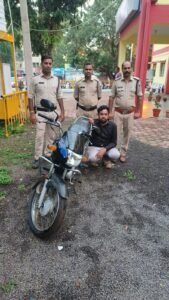 खंडवा पुलिस को मिली बड़ी सफलता, वाहन चेकिंग के दौरान 01 चोरी की बाइक के साथ 01 शातिर वाहन चोर गिरफ्तार*