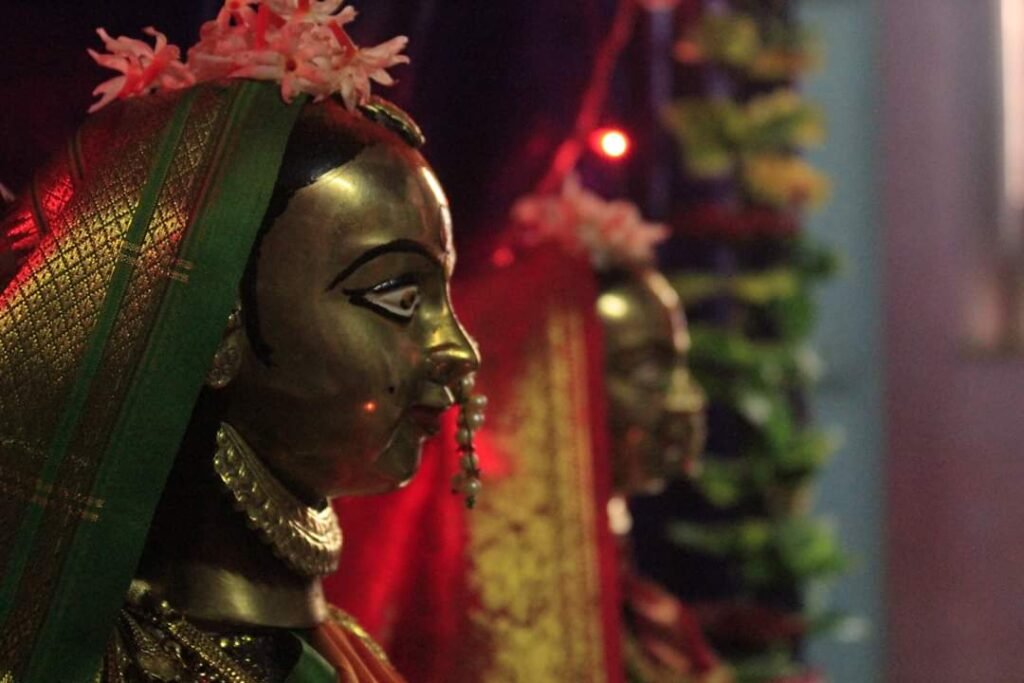 महालक्ष्मी (गौरी) उत्सव में घर आईं ज्येष्ठा-कनिष्ठा गौरी