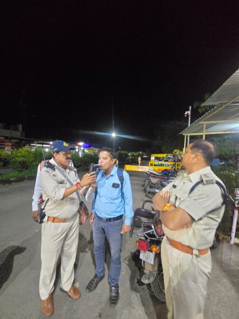 *नशे में वाहन चलाने वालों पर यातायात पुलिस की सख्ती, ब्रीथ एनालाइजर से हुई जांच*