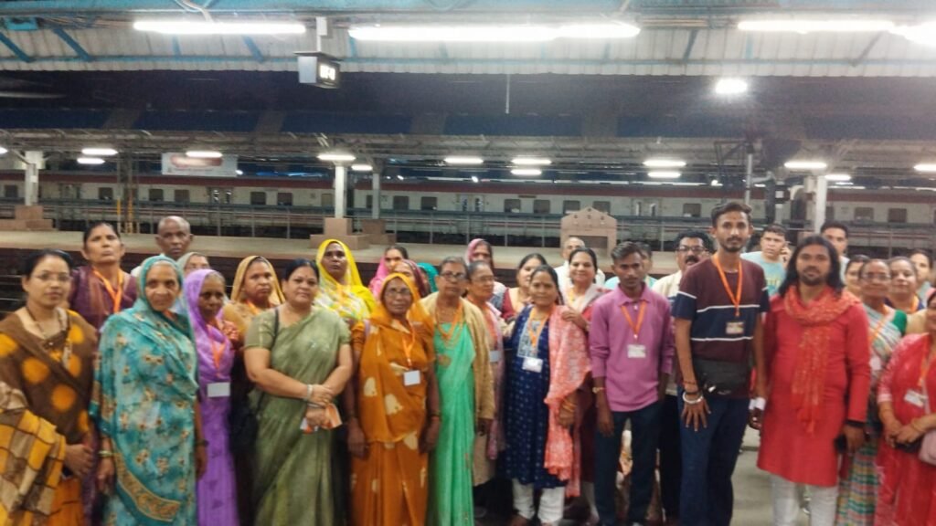खंडवा से 65 यात्रियों का जत्था सात दिवसीय तीर्थ यात्रा पर रवाना