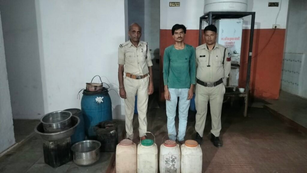*खालवा पुलिस को मिली बड़ी सफलता, अवैध रूप से शराब का परिवहन करते आरोपी के कब्जे से 60 लीटर शराब की गई जप्त*