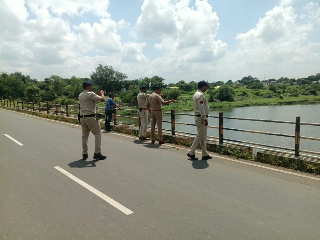 गणेश प्रतिमा विसर्जन स्थलों पर खण्डवा पुलिस की लगातार निगरानी, समस्त अनुभाग अधिकारीयों ने संबंधित प्रशासनिक अधिकारीयों के साथ किया विसर्जन स्थलों का किया निरीक्षण,
