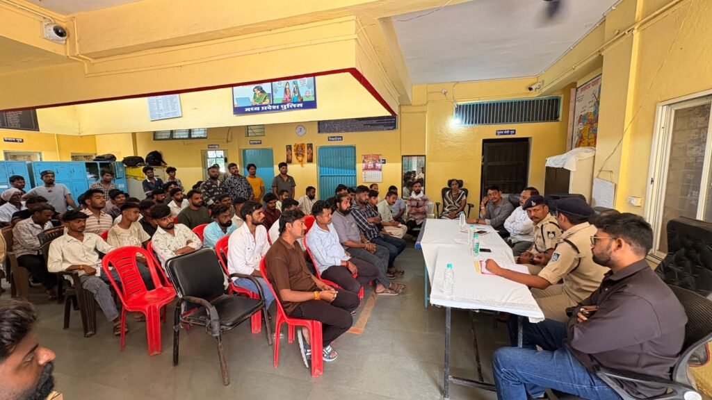 *गणेश उत्सव एवं विसर्जन की व्यवस्थाओं को लेकर अतिरिक्त पुलिस अधीक्षक(शहर) श्री महेन्द्र तारणेकर ने ली समीक्षा बैठक*