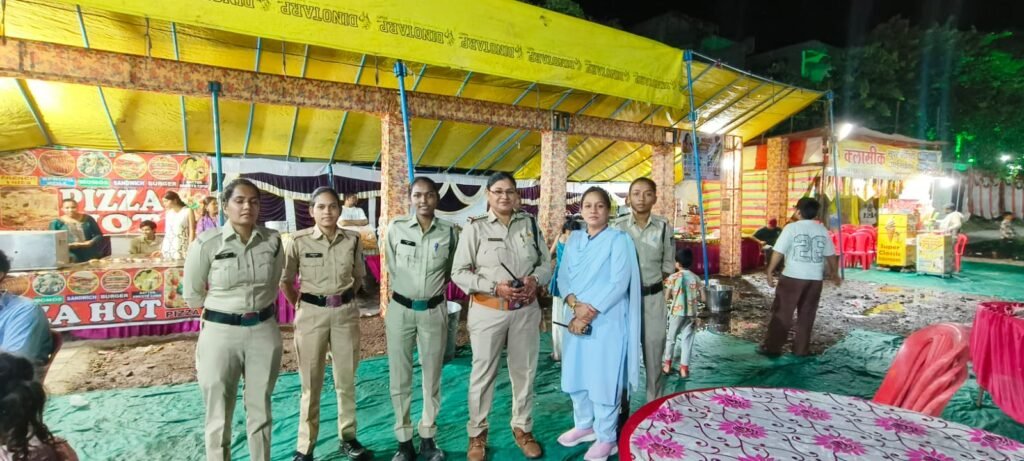 खण्डवा पुलिस की निर्भया टीम एवं थाना स्तरीय अन्य टीम कर रही गणेश पांडालों का लगातार भ्रमण*