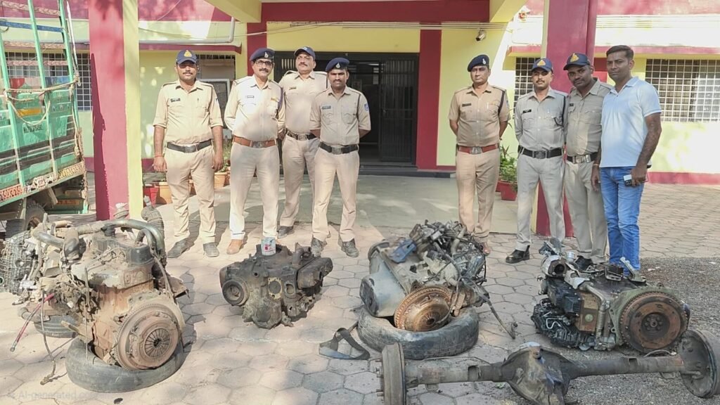 खण्डवा पुलिस की बड़ी कार्रवाई, चोरी के 05 फोरव्हीलर इंजन (बोलेरो पिकअप) के साथ 02 आरोपी पकड़ाये*