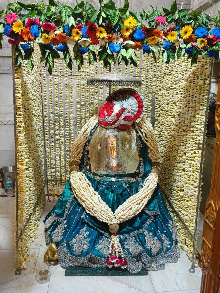 सराफा स्थित गणेशजी की प्रतिमा का प्रतिदिन हो रहा आकर्षक श्रृंगार, बड़ी संख्या में श्रद्घालु दर्शन कर ले रहे महाआरती का लाभ।