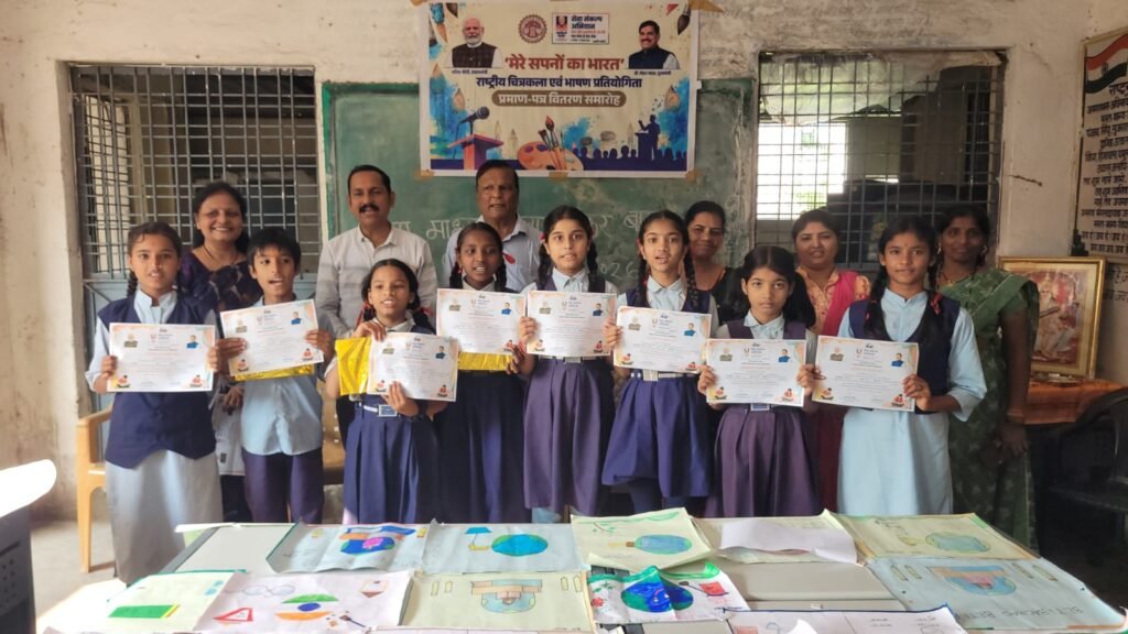 समाजसेवी सुनील जैन स्कूल शिक्षक बनकर पहुंचे शासकीय माध्यमिक ठक्कर बप्पा शाला।