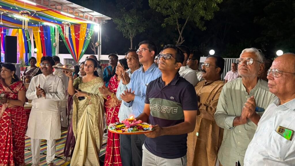 जैन धर्म के चल रहे प्रदूषण पर्व के दौरान नवकर नगर जैन मंदिर पहुंचे कलेक्टर एसपी।