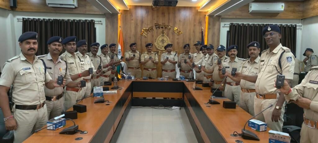 *गणेश विसर्जन चल समारोह में खण्डवा पुलिस की अभिनव पहल, पहली बार बॉडी वार्न कैमरों से होगी चल समारोह की निगरानी*