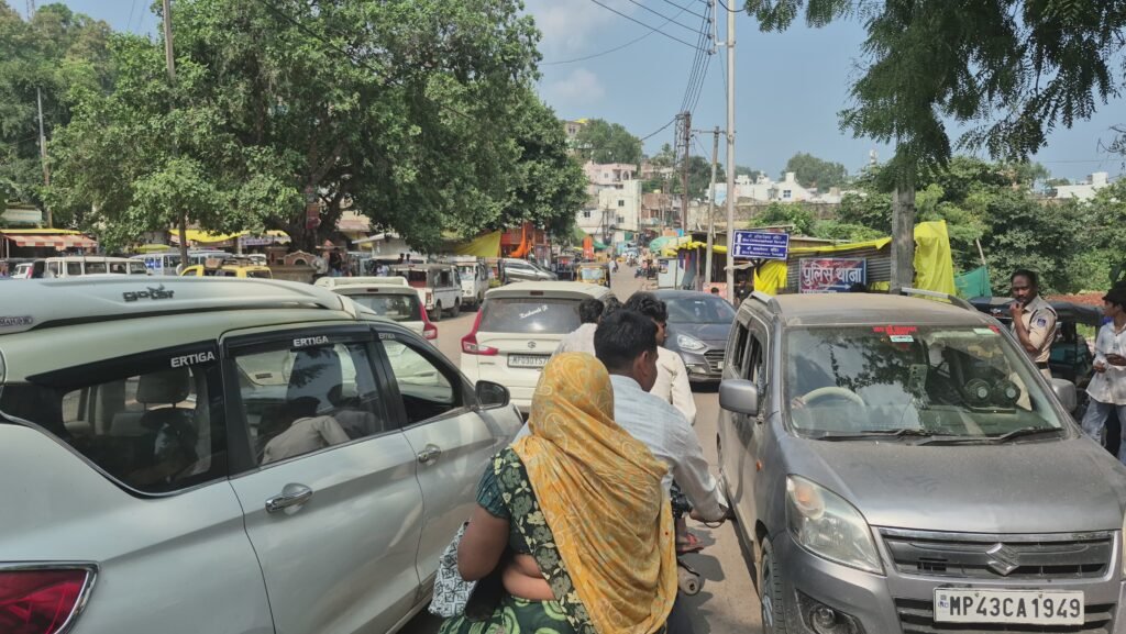 *ओंकारेश्वर में व्यवस्थित यातायात हेतु यातायात पुलिस की सख्त कार्यवाही, नो पार्किंग जोन में खड़े वाहनों के बनाये चालान*
