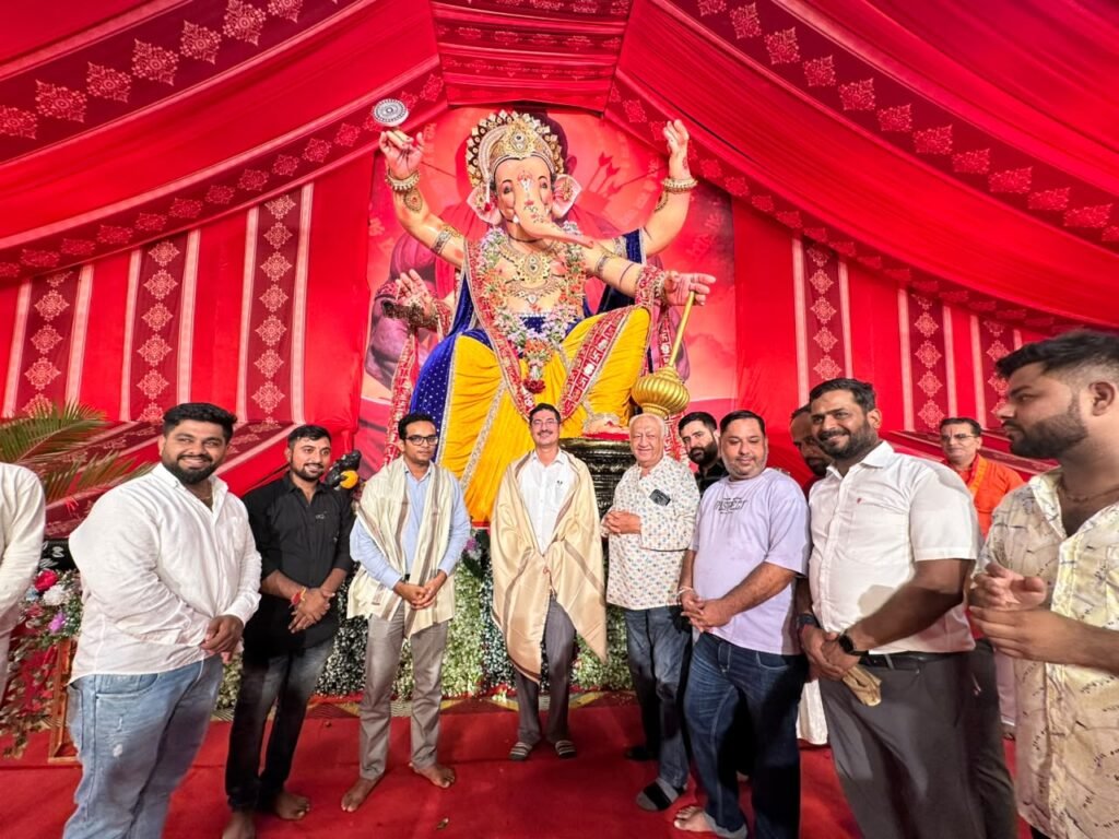 विघ्नहर्ता के भव्य दरबार में विशेष अतिथियों का आगमन जारी*