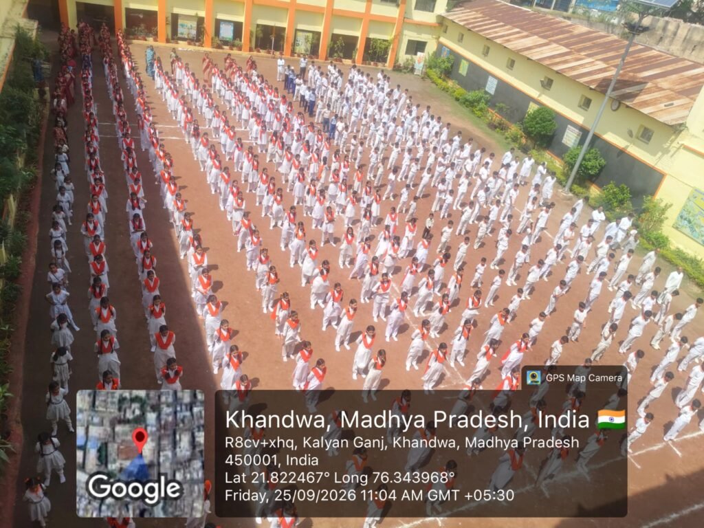 राष्ट्र भावना एवं देशभक्ति की भावना जागृत करने हेतु सामूहिक वंदे मातरम् का गायन हुआ।