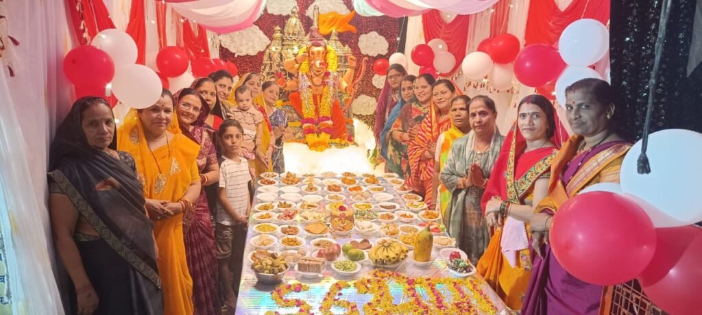 *मां दुर्गाधाम मंदिर में श्री गणेश जी को आरती पश्चात केक काटकर लगाया छप्पन भोग*