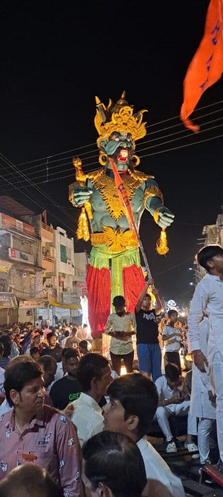 वर्षों बाद गणेश विसर्जन पर पूरी रात श्रद्धालुओं का लगा रहा तांता।