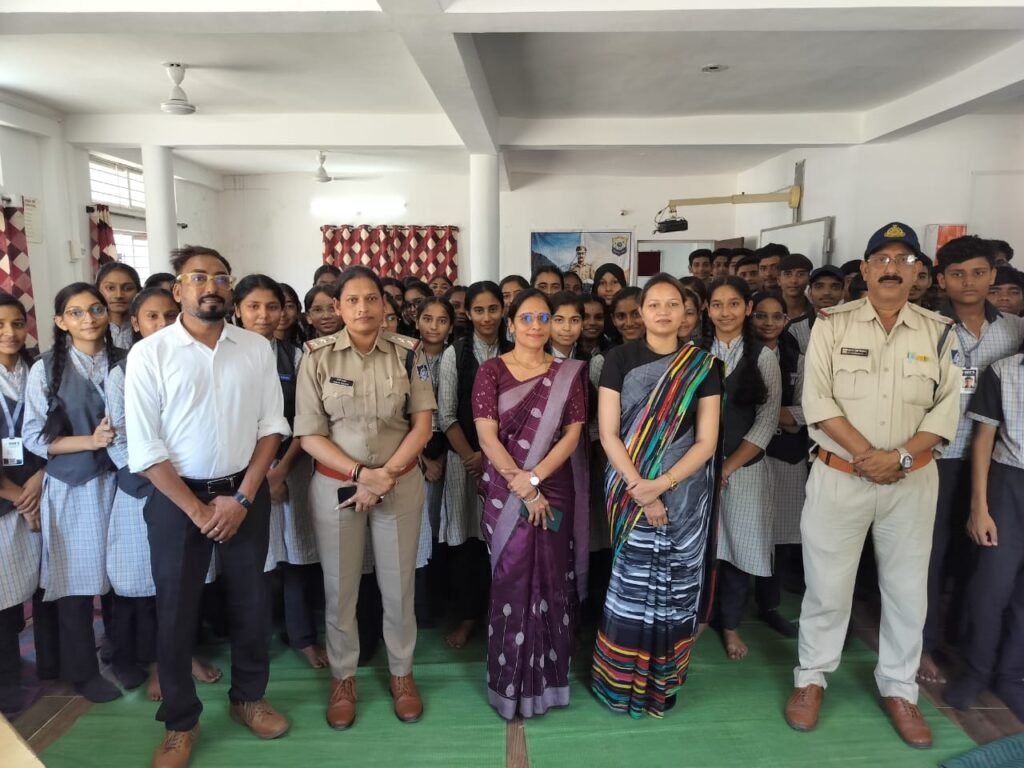 *विशेष जागरूकता अभियान के तहत यातायात पुलिस खण्डवा द्वारा विद्यार्थियों को किया जागरूक*