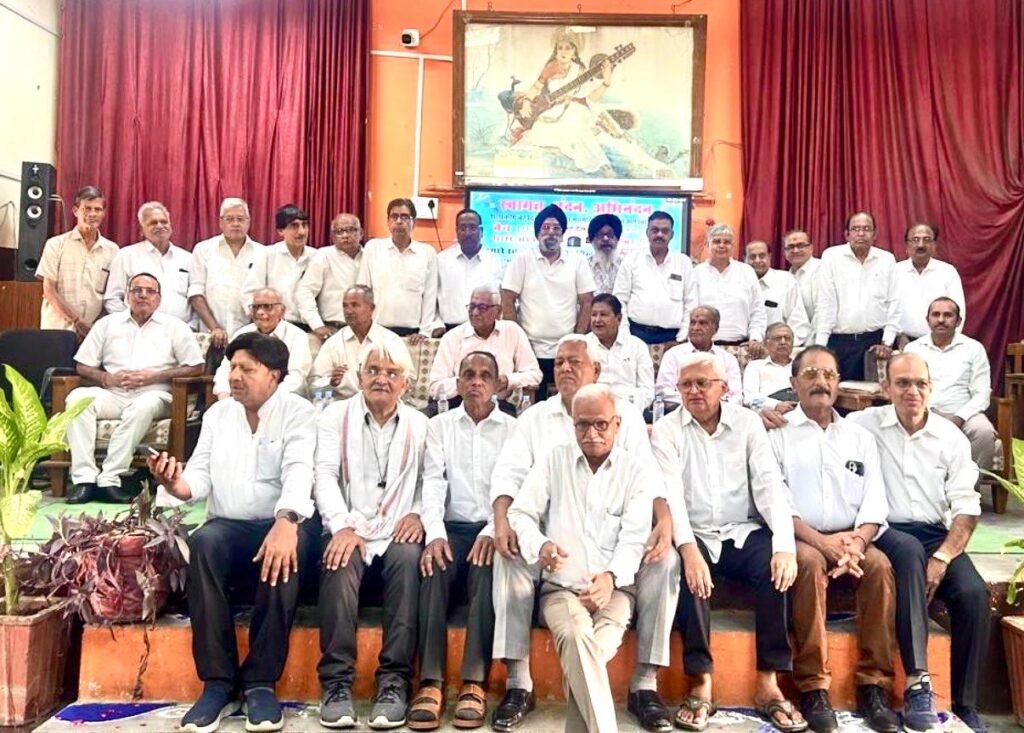50 वर्षों बाद भावुक पुनर्मिलन: 1976 बैच के पूर्व छात्रों ने किया गुरुजनों का वंदन, स्कूल को स्मार्ट बोर्ड की सौगात