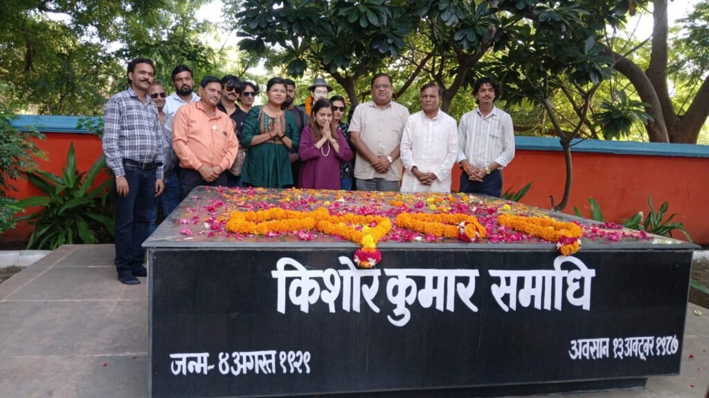 पार्श्वगायिका साधना सरगम ने किशोर कुमार समाधि पर दी श्रद्धांजलि*