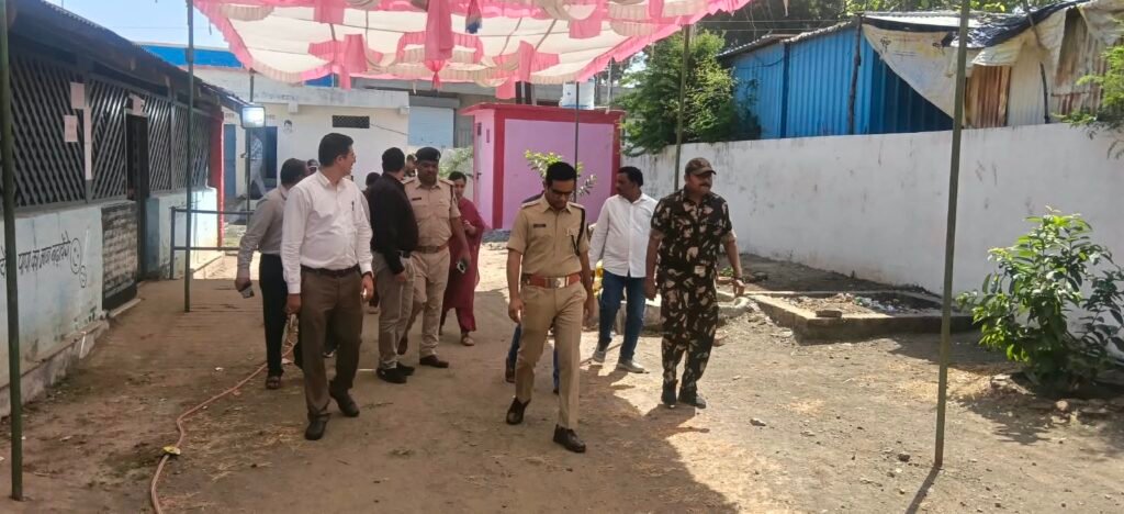 कलेक्टर एवं पुलिस अधीक्षक ने सरपंच पद के निर्वाचन हेतु मतदान केंद्रों का किया निरीक्षण