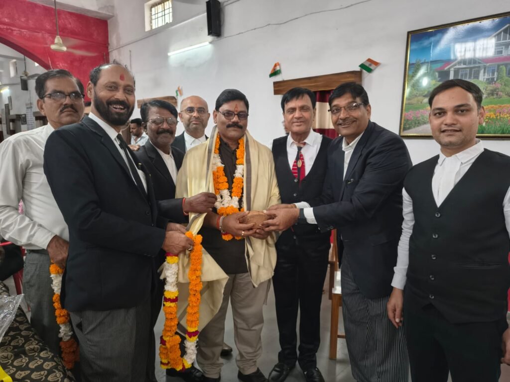 कैलाश यात्रा पर रवाना होने से पूर्व अधिवक्ता देवेंद्र सिंह यादव का सम्मान