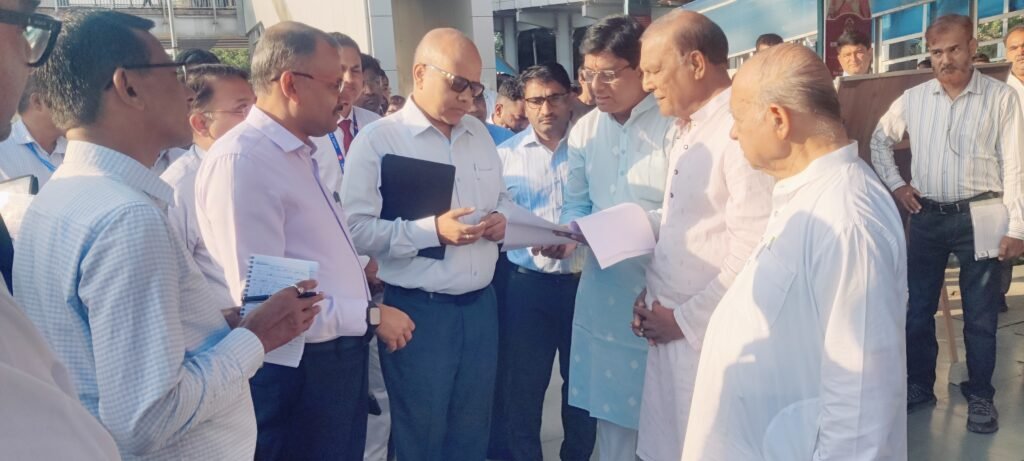 सेंट्रल रेलवे जीएम राजीव श्रीवास्तव ने खंडवा स्टेशन का किया आकस्मिक निरीक्षण।