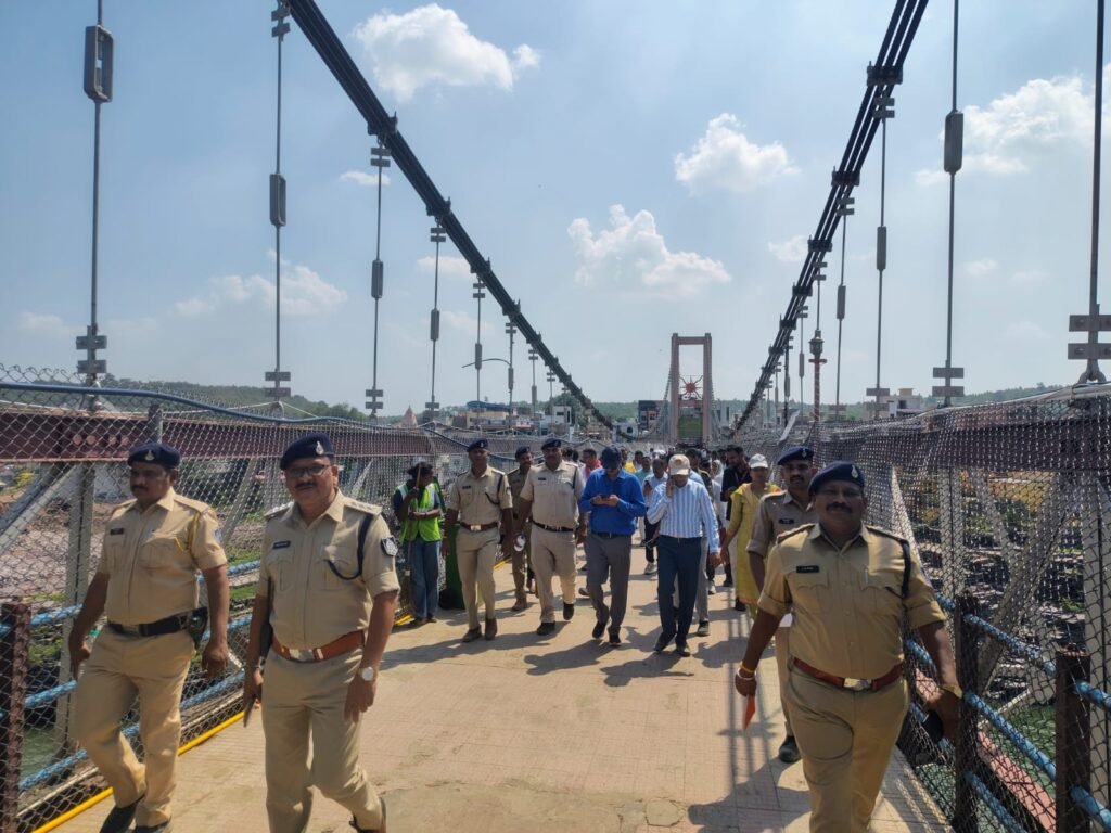 सिंहस्थ 2028 की तैयारियों को लेकर कलेक्टर एवं एसपी ने ओंकारेश्वर में विकास कार्यों का किया निरीक्षण