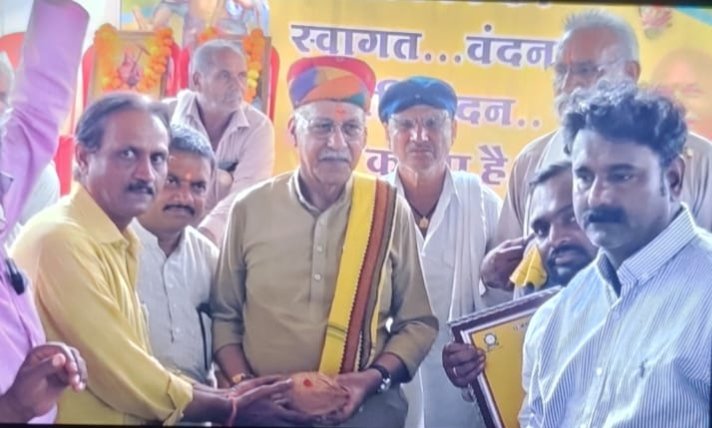 *मीडिया प्रभारी चंद्र कुमार सांड सम्मानित*