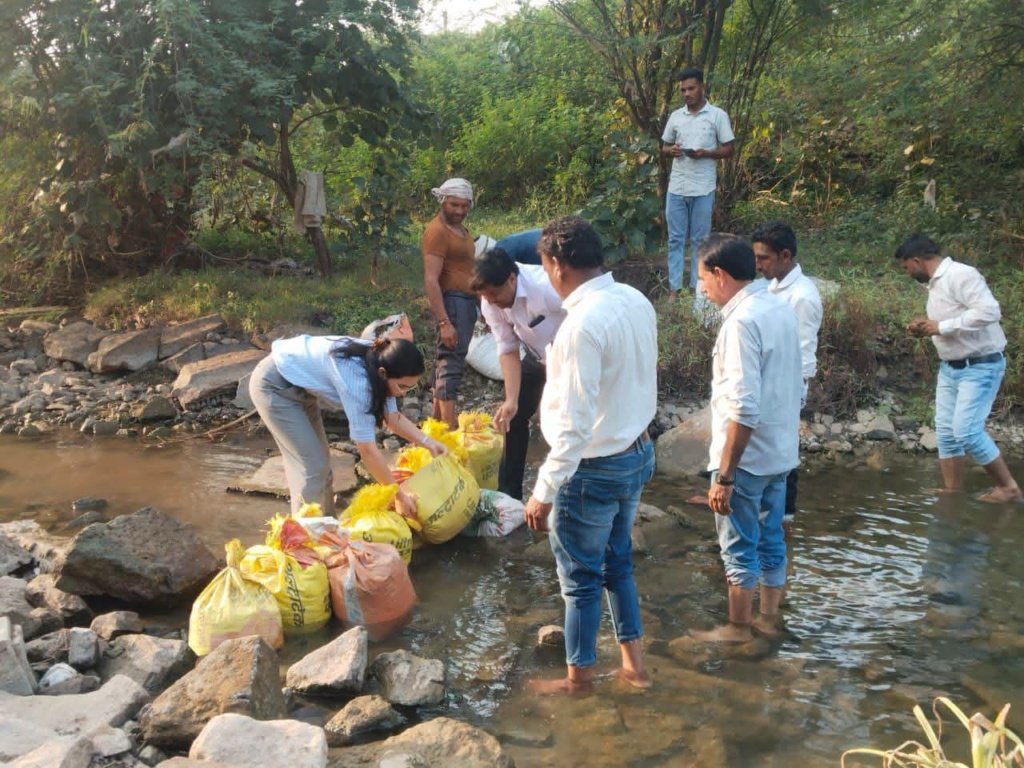 बोरी बंधान से जल संरक्षण का दिया संदेश ,रिछफल में सीईओ और कालापाठा में युवाओं ने किया श्रमदान