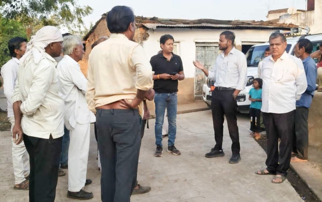 एसडीएम पुनासा श्री वर्मा ने ग्रामीण क्षेत्र का दौरा कर स्वामित्व योजना के शिविरों का निरीक्षण किया