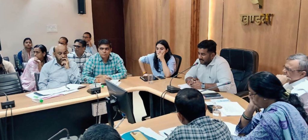 सीईओ जिला पंचायत श्री वर्मा ने ग्रामीण विकास योजनाओं की समीक्षा की