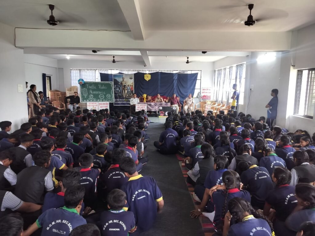 यातायात विशेष जागरूकता अभियान के तहत MGM School में विद्यार्थियों को दी यातायात नियमों की जानकारी