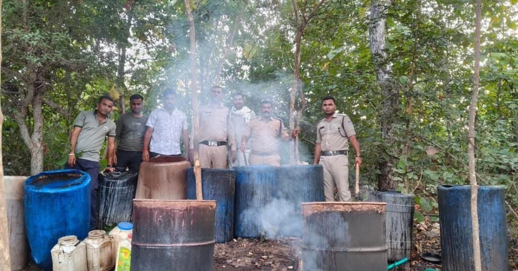 थाना मांधाता पुलिस की अवैध शराब के विरुद्ध बड़ी कार्रवाई*, *अवैध शराब बनाने के 02 अड्डों पर दबिश, करीब 3,000 लीटर महुआ लहान नष्ट*