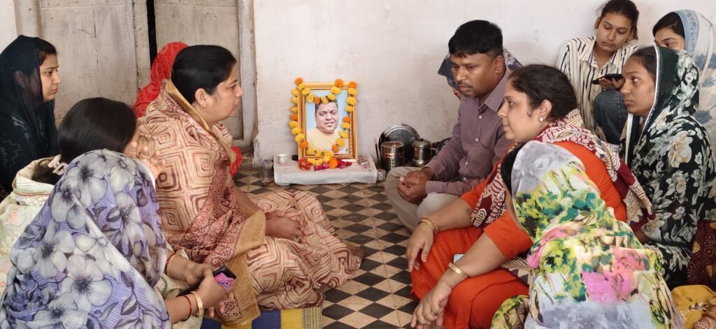 दिवंगत किशन गुप्ता के परिजनों से मिलीं महापौर अमृता अमर यादव, बंधाया ढांढस,