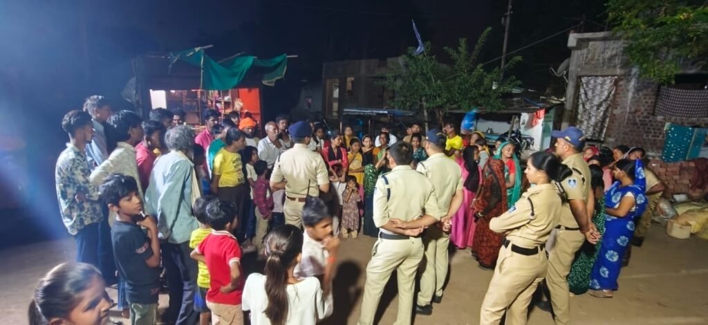 खण्डवा पुलिस द्वारा जिले के सभी थानों में आयोजित हुआ जनसंवाद, पुलिस एवं आमजन के बीच बेहतर समन्वय पर रहा जोर*
