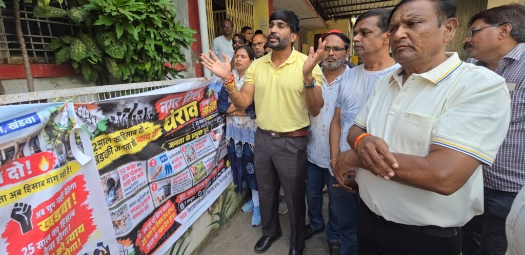 बैनर रोके तो हाथों में बैनर लेकर सड़क पर उतरी कांग्रेस, 7 अक्टूबर को नगर निगम घेराव का किया ऐलान