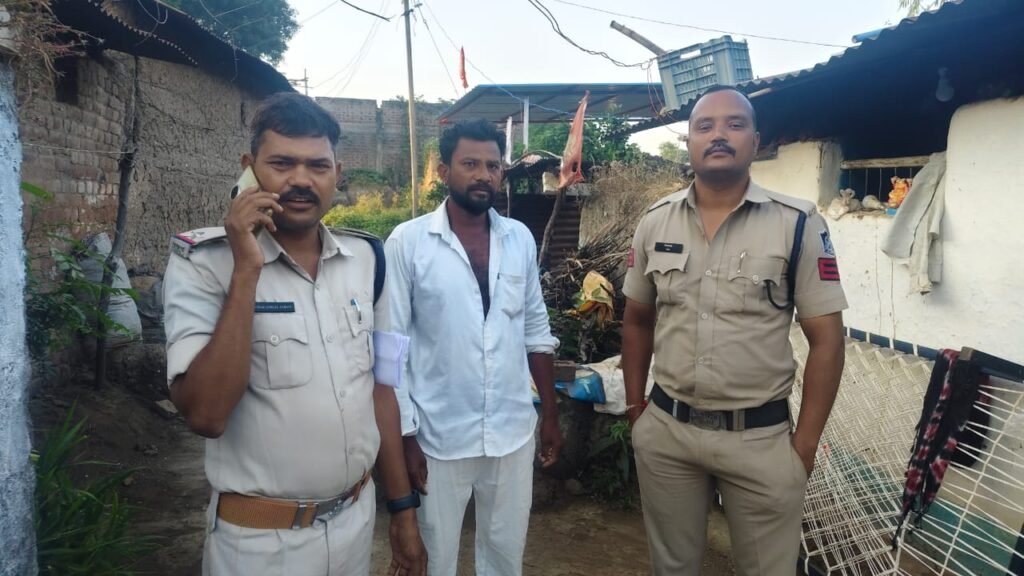 खण्डवा पुलिस द्वारा आयोजित की गई वृहद कॉम्बिग गश्त, की गई गुण्डा/निगरानी बदमाशों की चेकिंग एवम वारन्ट तामिली।