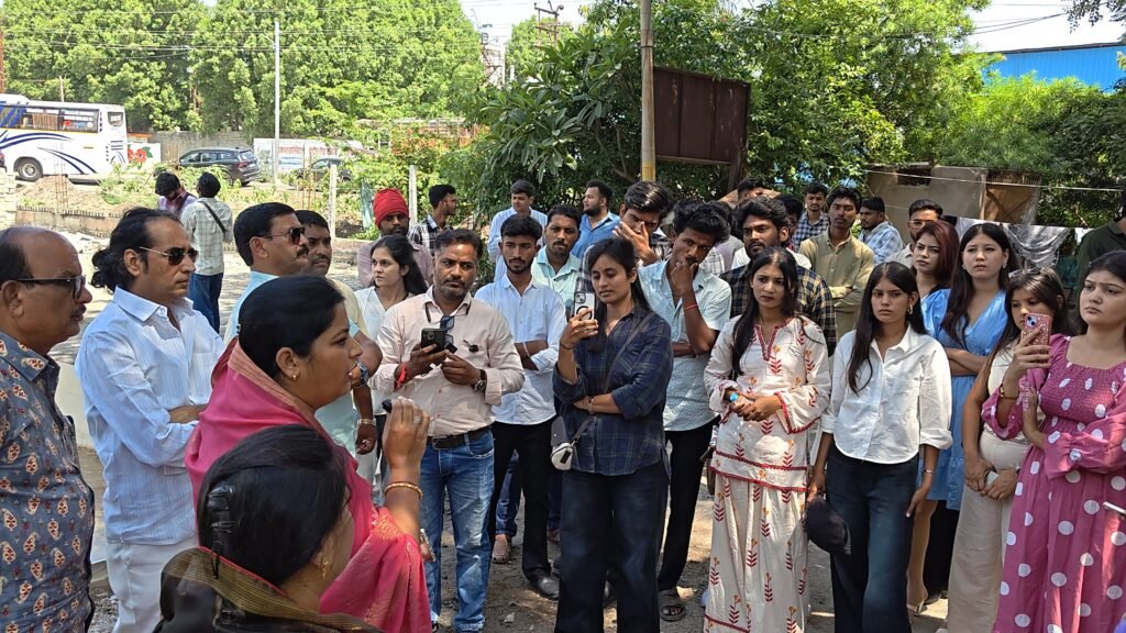 सोशल मीडिया इंफ्लुएंसर्स ने बस में सवार होकर देखा खंडवा का विकास, महापौर ने समझाई योजनाओं की तकनीकी प्रक्रिया