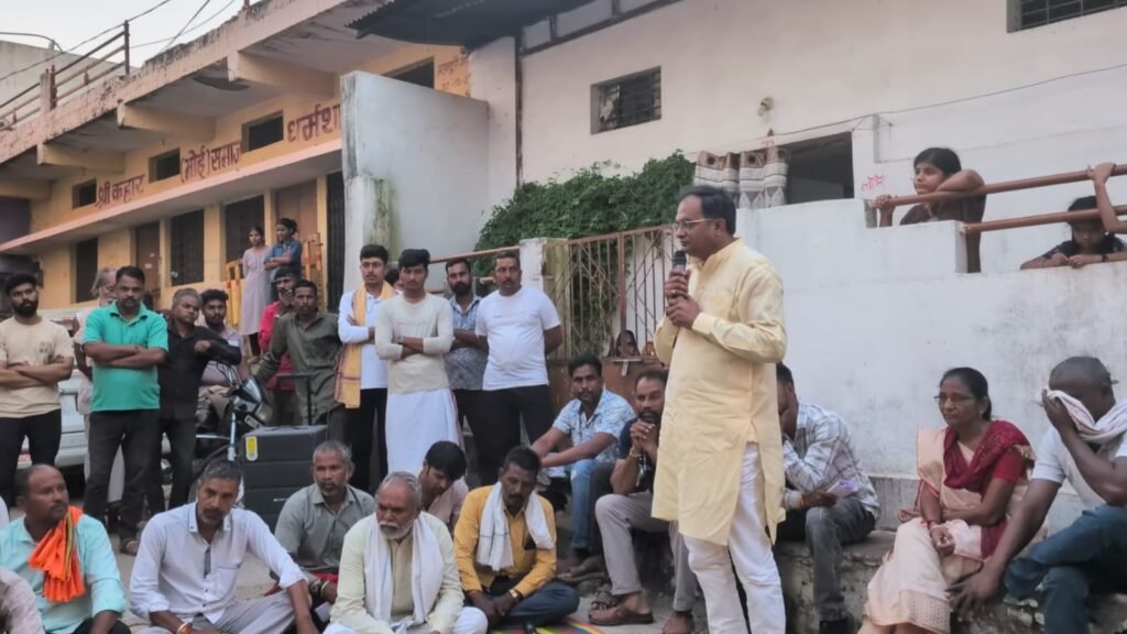 ओंकारेश्वर में भय का माहौल, लोगों की रोजी-रोटी उजाड़ने नहीं देंगे: उत्तमपाल