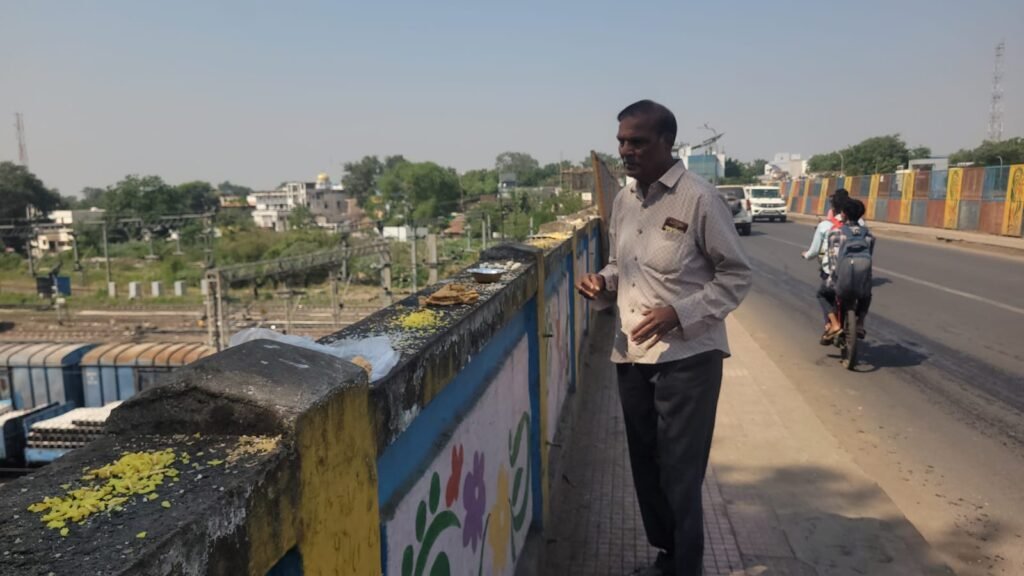 रेलवे ब्रिज की मुंडेर बनी ‘पक्षियों की भोजनशाला’, श्राद्ध पक्ष में सज रही जीवों के लिए भोजन की थाली