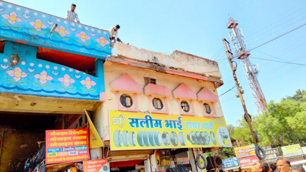 बस स्टैंड की छत एवं क्षतिग्रस्त मुंडेर को सुधारने का कार्य निगम ने प्रारंभ किया।