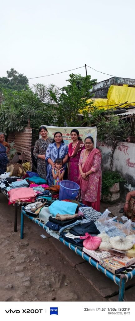 लीनेस क्लब खंडवा ग्रेटर ने जरूरतमंदों को बांटे कपड़े, राशन, बर्तन एवं उपयोगी सामग्री