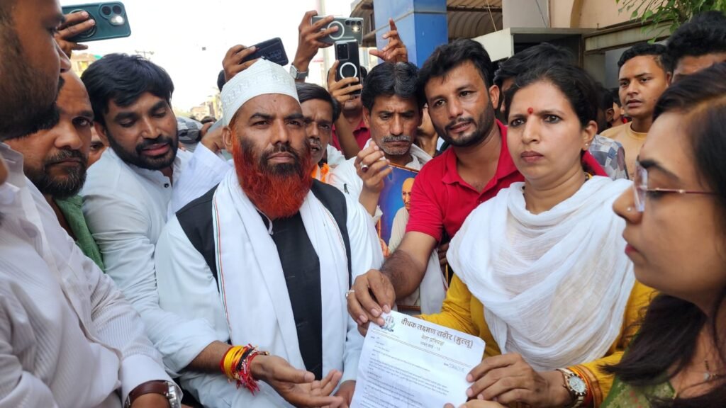 शहर की समस्याओं को लेकर कांग्रेस ने घेरा नगर निगम, कमिश्नर के आने पर ही सौंपा ज्ञापन
