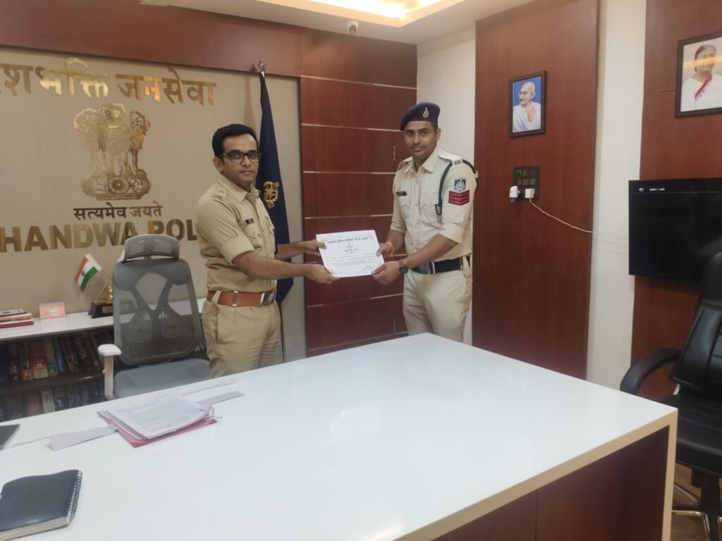 *साप्ताहिक कार्य समीक्षा में उत्कृष्ट कार्य करने वाले 08 अधिकारी/कर्मचारी हुए पुरस्कृत*