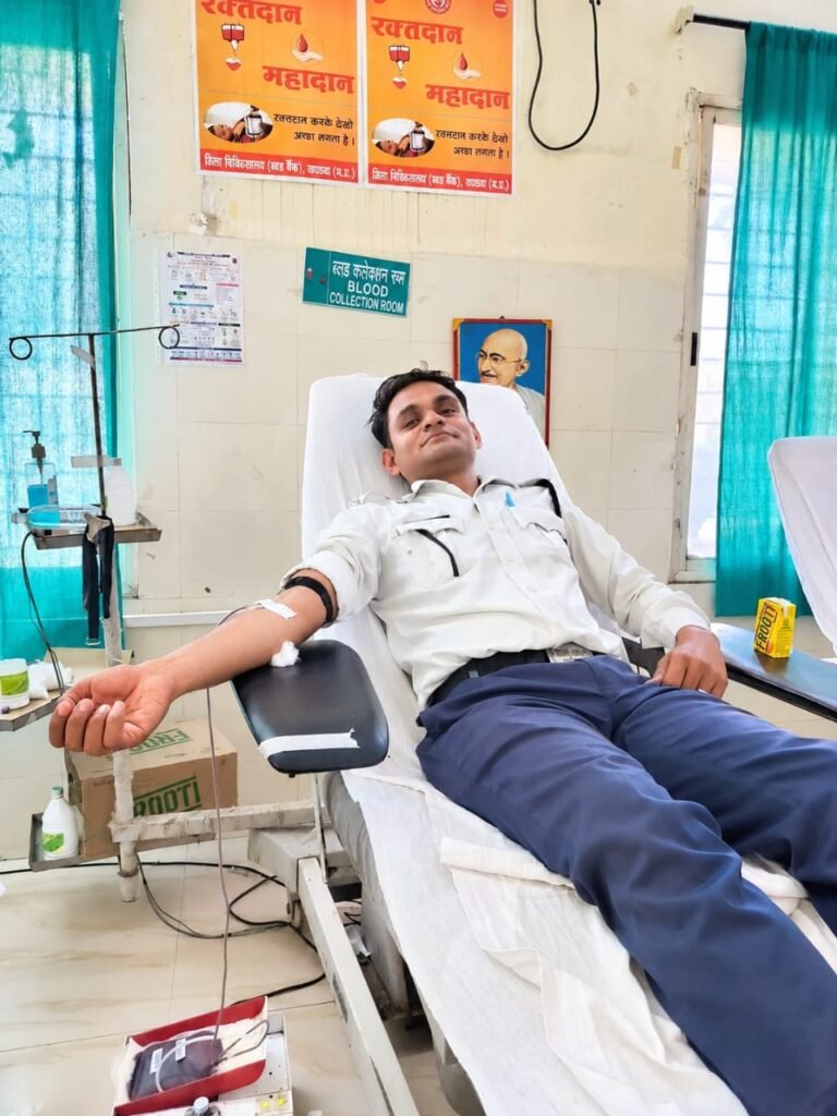 व्यस्त यातायात ड्यूटी के बीच आरक्षक महेंद्र ने 20वीं बार किया स्वैच्छिक रक्तदान