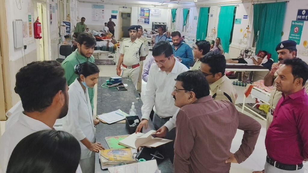 देर रात कलेक्टर श्री ऋषव गुप्ता एवं पुलिस अधीक्षक श्री अगम जैन ने जिला अस्पताल खण्डवा का किया आकस्मिक निरीक्षण*