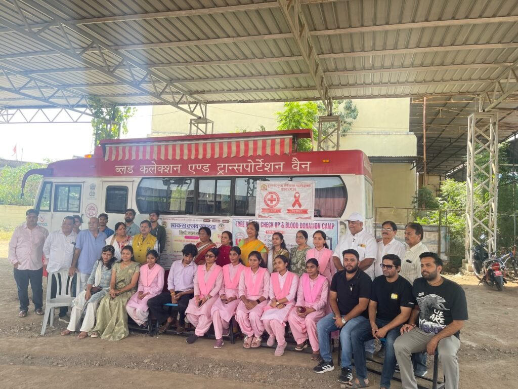 रक्तदान कर लायन्स व लियो सदस्यों ने दिया सेवा का संदेश*