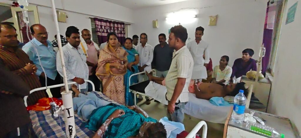 हाईटेंशन तार की चपेट में आकर झुलसे चार युवक, महापौर ने अस्पताल पहुंचकर जाना हाल।