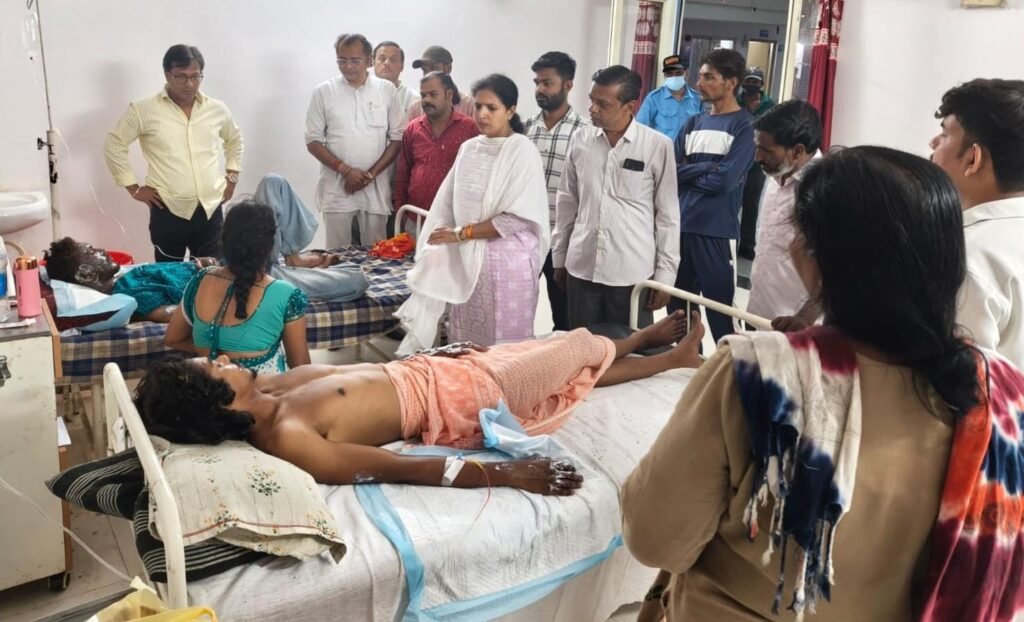 हाईटेंशन तार की चपेट में आकर झुलसे चार युवक, प्रतिभा रघुवंशी ने अस्पताल पहुंचकर जाना हाल।
