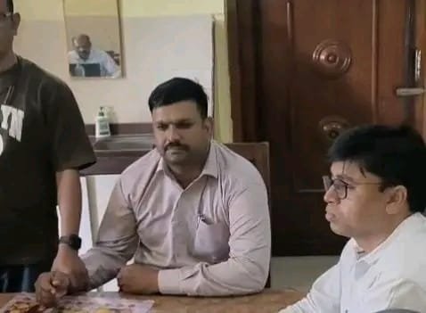 खंडवा में पंचायत सचिव 25 हजार की रिश्वत लेते रंगे हाथों ट्रैप