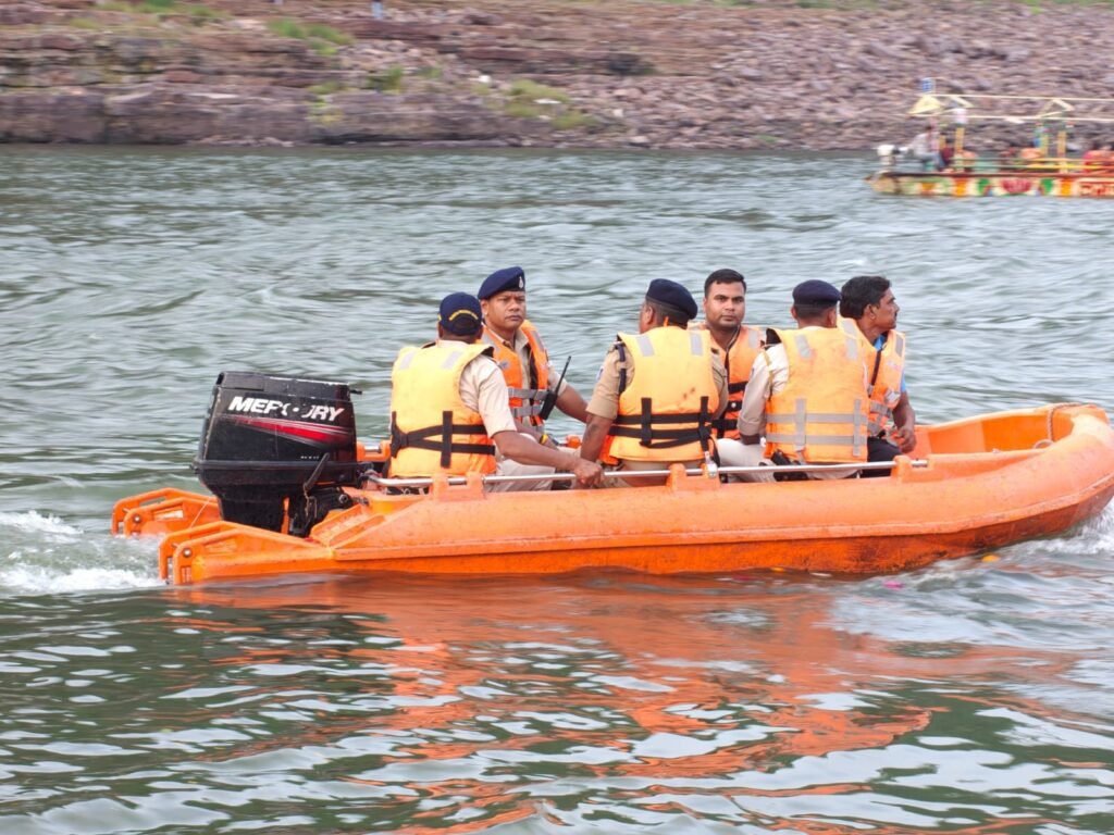 पितृ मोक्ष अमावस्या पर ओंकारेश्वर में सुरक्षा एवं यातायात व्यवस्था हेतु पुलिस बल तैनात