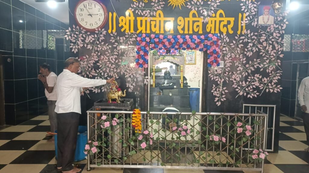 शनि अमावस्या पर प्राचीन शनि मंदिर में उमड़े श्रद्धालु, तेल से किया शनिदेव का अभिषेक।